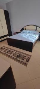 un letto in una stanza con un tappeto sul pavimento di Great 2BR Retreat for Families and Friends! a Kamëz