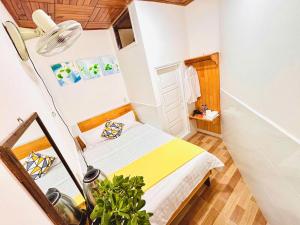 大叻Tâm An House đà lạt的小房间设有一张床和一个风扇