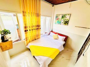 大叻Tâm An House đà lạt的窗户客房内的小床 更多29张照片