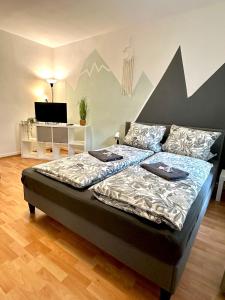 Postel nebo postele na pokoji v ubytování Gemütliche Altbauwohnung nahe des Bahnhofs Halle