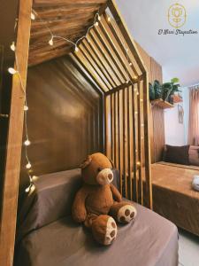 Postel nebo postele na pokoji v ubytování El Nissi Staycation, FAMILY CABIN, CONTEMPORARY CABIN, Enchanted Kingdom + 32 fotografií