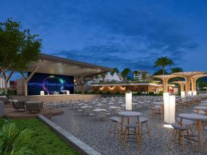 un groupe de tables et de chaises devant un bâtiment dans l'établissement Numa Bay Exclusive Hotel - Ultra All Inclusive, à Avsallar