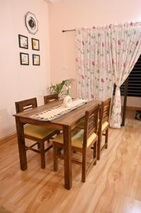 JorhatUptown Escape的餐桌、椅子和窗帘