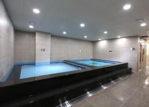 Bazén v ubytování Seogwipo JS Hotel nebo v jeho okolí