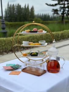 ein Tisch mit einem Tablett Tee und einem Teller Essen in der Unterkunft Estella Khao Yai in Khao Yai
