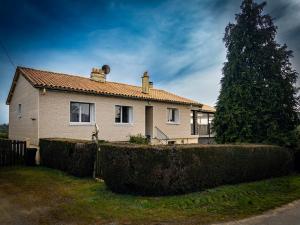 ein Haus mit einem Baum davor in der Unterkunft Maison 8 personnes proche Parc in Montournais