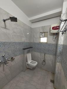 Un baño con inodoro, ducha y lavabo. en Hotel HTN Stay Puri Near Golden Beach and Temple - Air-Conditioned With Lift #wi-fi And Parking Facilities - Spacious Room - Prime Location Book It Early, en Puri