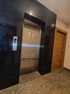 Un ascensor en una habitación de hotel con una puerta. en Hotel HTN Stay Puri Near Golden Beach and Temple - Air-Conditioned With Lift #wi-fi And Parking Facilities - Spacious Room - Prime Location Book It Early, en Puri