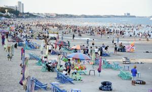 Villas VÕ THỊ SÁU Bãi Sau Xinh في فنغ تاو: زحمة كبيرة على الشاطئ