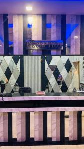 Una mesa en un restaurante con un cartel en la pared. en Hotel Hill View, en Jamshedpur