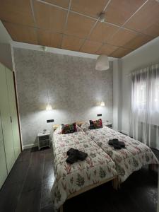 ein Schlafzimmer mit einem großen Bett mit zwei Säcken darauf in der Unterkunft Las Arcas, cómodo apartamento cerca del centro in Valladolid