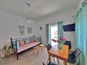 Μια τηλεόραση ή/και κέντρο ψυχαγωγίας στο Dimitra's Pretty Apartment 4 klm away from Chora