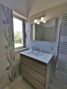 Ένα μπάνιο στο Dimitra's Pretty Apartment 4 klm away from Chora