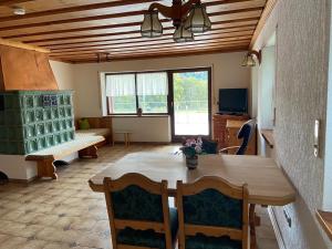 Una sala de estar con una mesa y sillas de madera. en Appartements Schnaittach, en Schnaittach