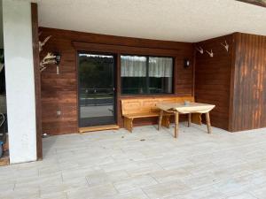 Un patio con un banco y una mesa y una ventana. en Appartements Schnaittach, en Schnaittach 4 fotos más