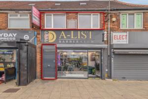 la façade d'un magasin avec une enseigne. dans l'établissement Sheaf 1 Modern 2BR in Sheldon Fast Wi-Fi Sleeps 4, à Sheldon