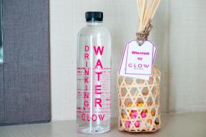 Una botella de agua junto a una cesta de caramelos en GLOW Pattaya, en Pattaya South