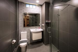 Un baño con inodoro, lavabo y ducha. en GLOW Pattaya, en Pattaya South
