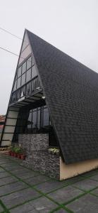 Eden Cottage في كوتشي: مبنى ذو سقف أسود مع نباتات