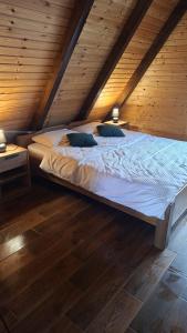 ein Schlafzimmer mit einem großen Bett im Dachgeschoss in der Unterkunft Cabana Arunia in Buninginea + 32 Fotos