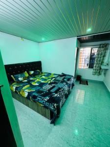 ein Schlafzimmer mit einem Bett in einem Zimmer in der Unterkunft Mist Mountain Resort in Araku