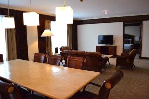 Lounge atau bar di Waterfront Airport Hotel and Casino