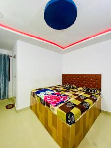 ein Schlafzimmer mit einem Bett in einem Zimmer in der Unterkunft Mist Mountain Resort in Araku