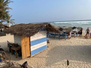 een klein hutje op een strand met de oceaan bij Haru Ahangama in Ahangama