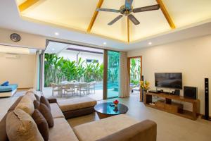 Μια τηλεόραση ή/και κέντρο ψυχαγωγίας στο 2BD Pool Villa Karina near beach