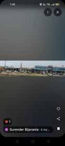 une capture d'écran d'un écran avec un train dans l'établissement Hotel haveli, à Rāmgarh 3 autres photos