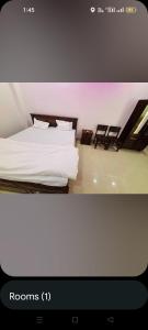 une chambre avec deux lits aux draps blancs et deux chaises dans l'établissement Hotel haveli, à Rāmgarh