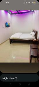 une chambre avec un lit et un panneau « nuitée » dans l'établissement Hotel haveli, à Rāmgarh