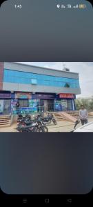 une vue d'un bâtiment avec des motos garées devant dans l'établissement Hotel haveli, à Rāmgarh