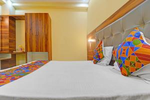 Ένα ή περισσότερα κρεβάτια σε δωμάτιο στο FabHotel Amutham Residency