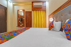 Ένα ή περισσότερα κρεβάτια σε δωμάτιο στο FabHotel Amutham Residency