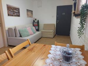 Χώρος καθιστικού στο אצלנו בחצר - צימר למשפחות ולזוגות בדרום ים המלח