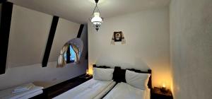 Ένα ή περισσότερα κρεβάτια σε δωμάτιο στο Vila Chalet Traditional Poiana Vladesei