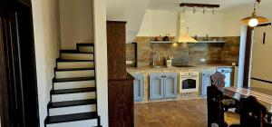Η κουζίνα ή μικρή κουζίνα στο Vila Chalet Traditional Poiana Vladesei +12 φωτογραφίες