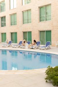 Piscina de la sau aproape de Petra Palace Hotel