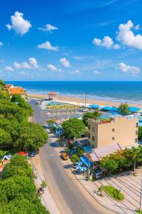 une vue aérienne d'une rue en face de la plage dans l'établissement Khách Sạn - Cà Phê Dinh Cô, à Long Hải