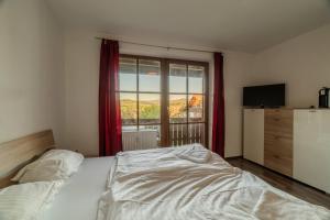 Ένα ή περισσότερα κρεβάτια σε δωμάτιο στο Chrysantihof - Apartment 390 mit POOL & SAUNA