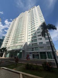 ein großes weißes Gebäude mit einer Palme davor in der Unterkunft Saint Moritz Hotel - ALM hospedagens - Flat Particular 2 in Brasilia