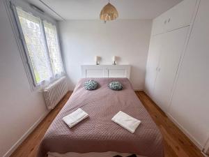 a bedroom with a bed with two pillows on it at Grande maison 5 chambres 25 min du Parc in Chavagnes-les-Redoux