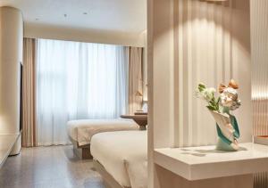 Ένα ή περισσότερα κρεβάτια σε δωμάτιο στο 安渡酒店-苏州观前街七里山塘店