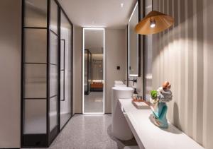 Ένα μπάνιο στο 安渡酒店-苏州观前街七里山塘店 +32 φωτογραφίες