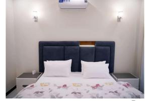 Φωτογραφία από το άλμπουμ του Marjaan stays apartment in lahore golberg στη Λαχόρη