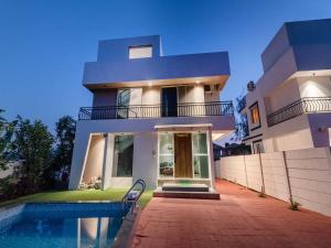 Fotografie z fotogalerie ubytování Ventara Bliss Bungalow by Palette Homes – 4 BHK | Pvt Pool | Lonavala v destinaci Kārli + 64 fotografií