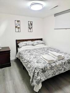Postel nebo postele na pokoji v ubytování Cozy Private 2 bedroom apartment, free Wifi, free parking in heart of Toronto, surrounded by nature