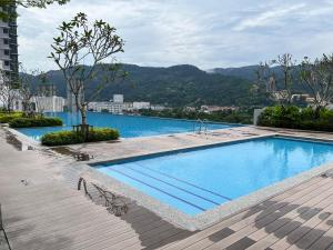 a large swimming pool on top of a building at Sunshine Residence in Ayer Itam
