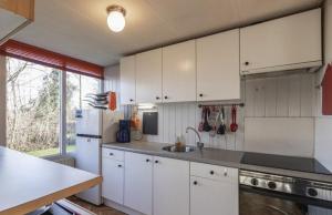 Η κουζίνα ή μικρή κουζίνα στο Bungalowpark Simpelveld - Delta 132